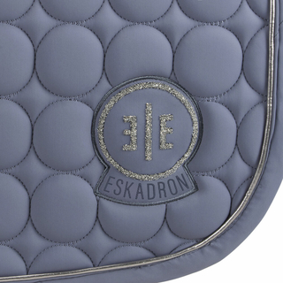 Eskadron Schabracke SOFTSHELL EMBLEM ESSENCE 22/23 Farbe 340 doveblue diverse Formen Warmblut Vielseitigkeit (VS)